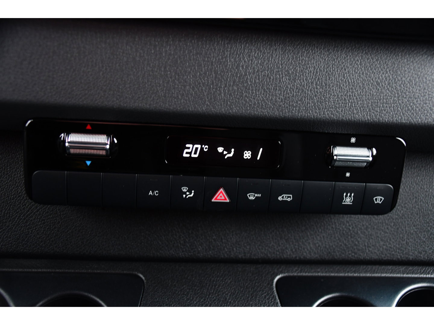 Mercedes-Benz Sprinter 319 1.9 CDI L2H2 RWD PB Edition Full Options! Luchtvering, Cruise, 360 Camera, Stoelverwarming, Clima, LED, Standkachel, Voorruit verwarming, 190pk, Automaat, Uniek!