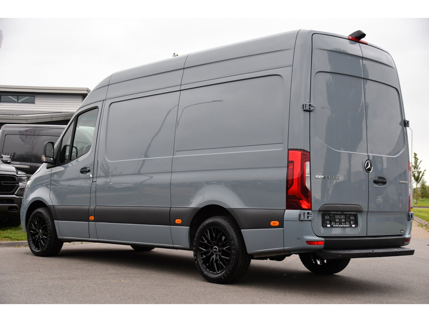 Mercedes-Benz Sprinter 319 1.9 CDI L2H2 RWD PB Edition Full Options! Luchtvering, Cruise, 360 Camera, Stoelverwarming, Clima, LED, Standkachel, Voorruit verwarming, 190pk, Automaat, Uniek!