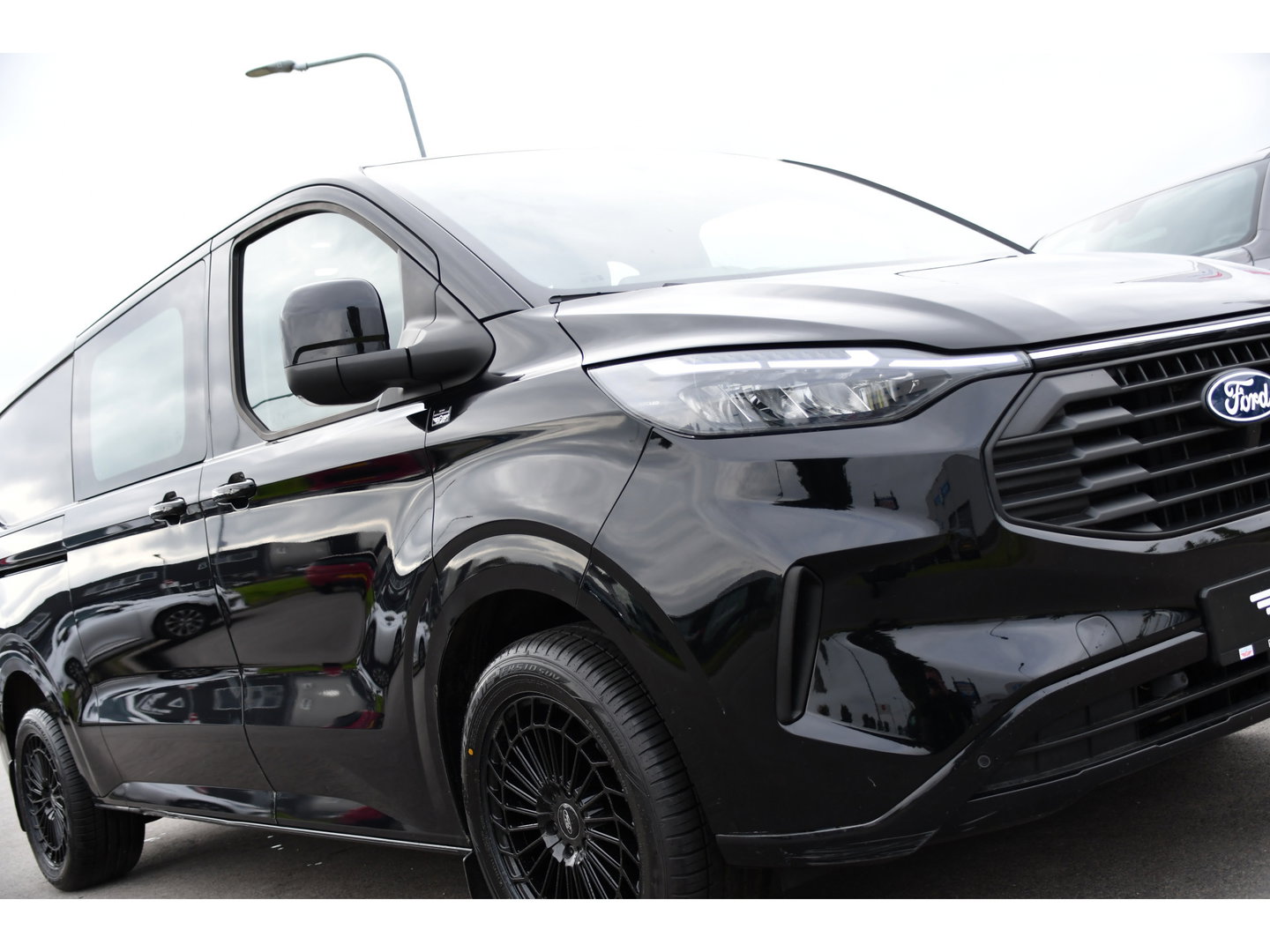 Ford Transit Custom 300 2.0 TDCI L2H1 Limited Black Edition Adaptieve Cruise, Camera, Carplay, LED, 2 x Schuifdeur, Automaat, 170pk, Stoelverwarming, Sensoren, Uniek!