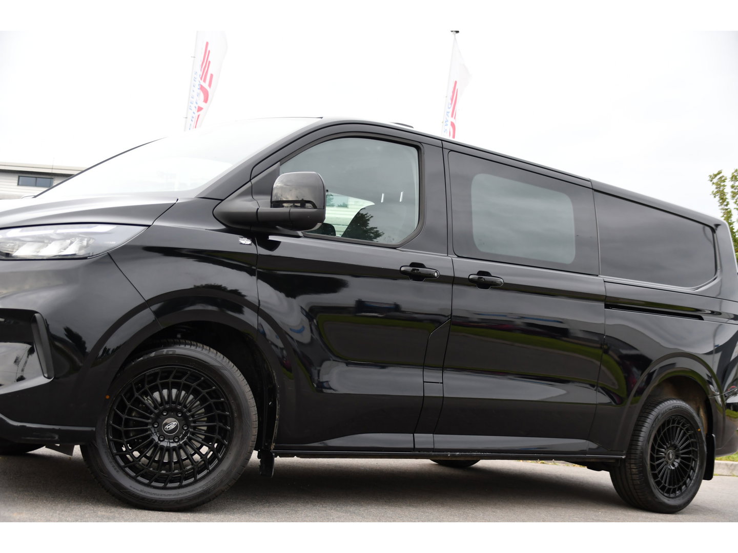 Ford Transit Custom 300 2.0 TDCI L2H1 Limited Black Edition Adaptieve Cruise, Camera, Carplay, LED, 2 x Schuifdeur, Automaat, 170pk, Stoelverwarming, Sensoren, Uniek!