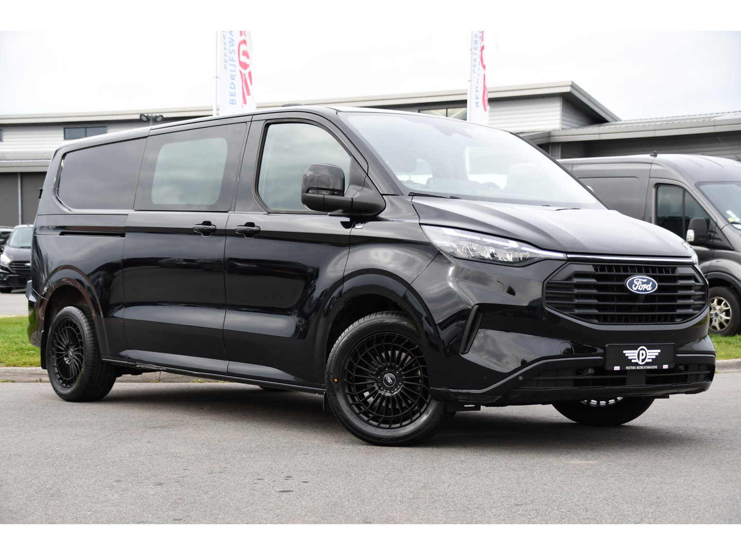 Ford Transit Custom 300 2.0 TDCI L2H1 Limited Black Edition Adaptieve Cruise, Camera, Carplay, LED, 2 x Schuifdeur, Automaat, 170pk, Stoelverwarming, Sensoren, Uniek!