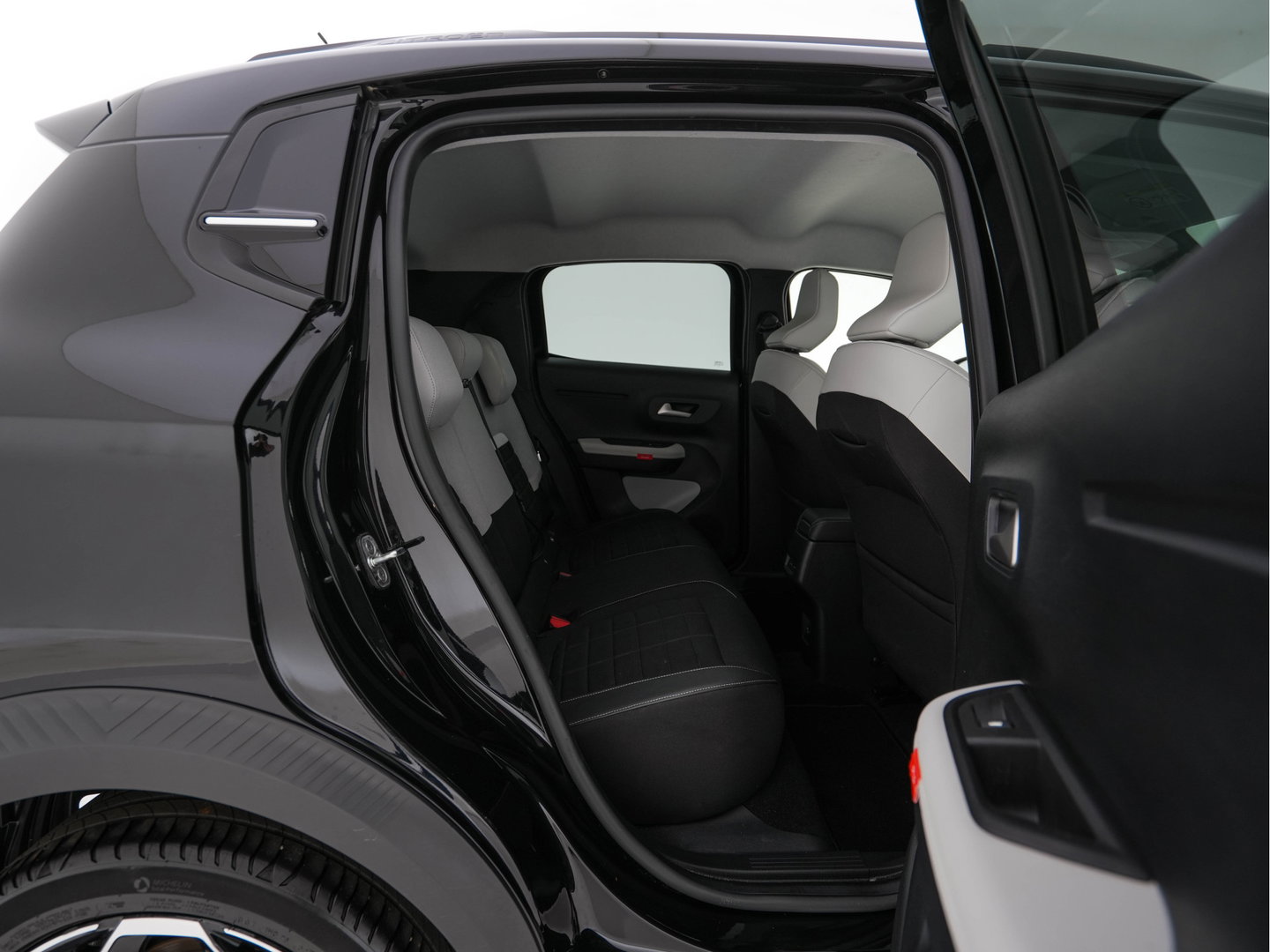 Citroën ë-C3 Max 113pk 44 kWh [3-Fase-11kW ] {SoH-91%} (INCL-BTW) *FULL-LED | NAVI-FULLMAP | DIGI-COCKPIT | CAMERA | COMFORTSEATS | PRIVACY-GLASS | CARPLAY | DAB | ECC | PDC | CRUISE | 17''ALU*