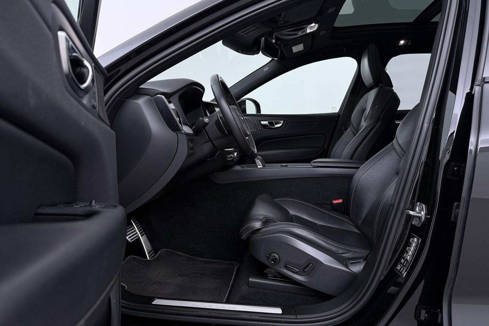 Volvo XC60 T8 R-Design | HEICO | Luchtvering | Panoramadak | 21 Inch | Harman/Kardon | Massage+Ventilatie | Trekhaak