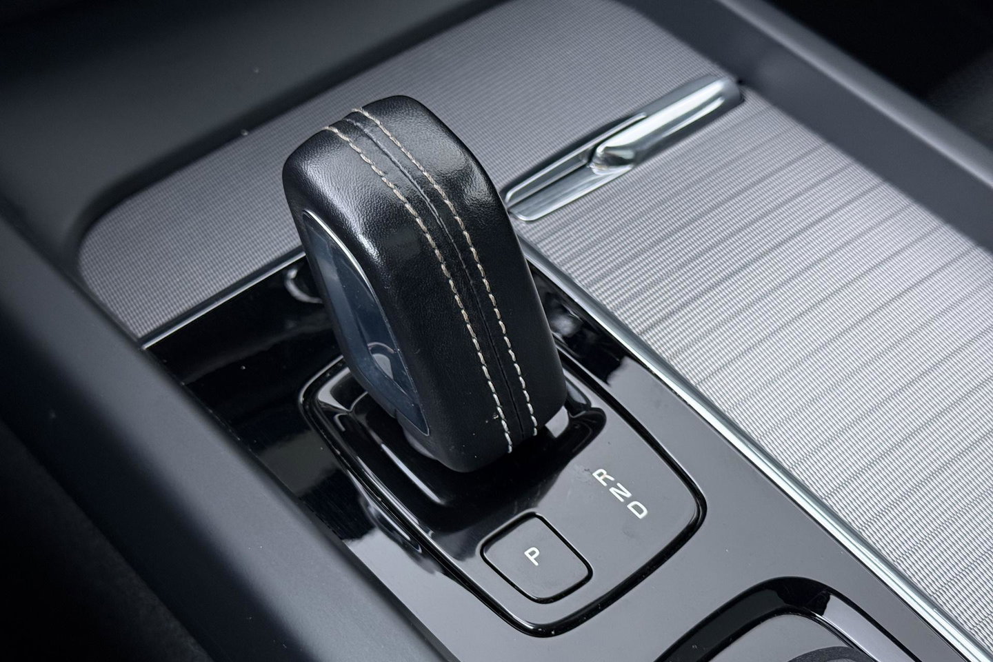Volvo XC60 T8 R-Design | HEICO | Luchtvering | Panoramadak | 21 Inch | Harman/Kardon | Massage+Ventilatie | Trekhaak