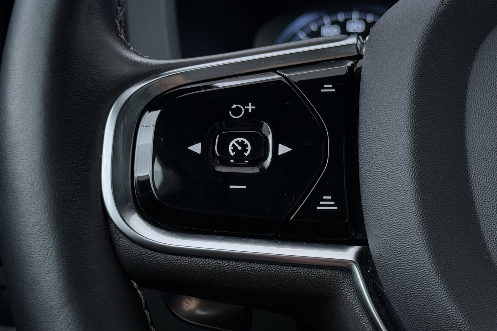 Volvo XC60 T8 R-Design | HEICO | Luchtvering | Panoramadak | 21 Inch | Harman/Kardon | Massage+Ventilatie | Trekhaak