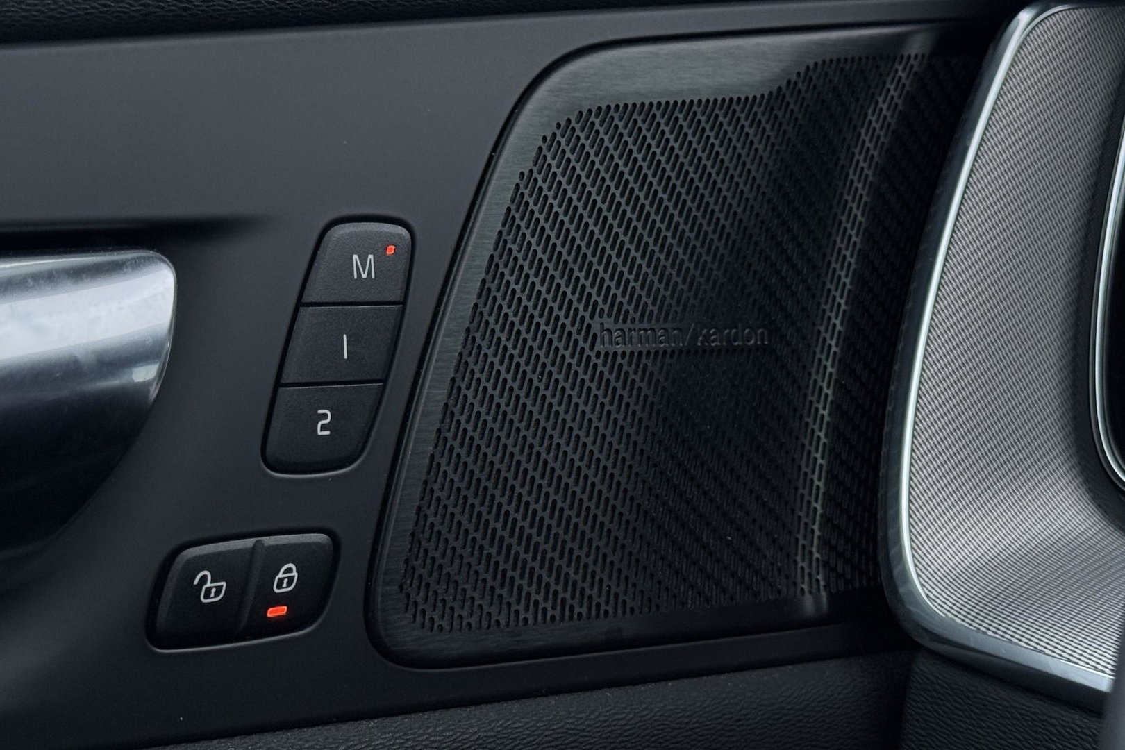 Volvo XC60 T8 R-Design | HEICO | Luchtvering | Panoramadak | 21 Inch | Harman/Kardon | Massage+Ventilatie | Trekhaak