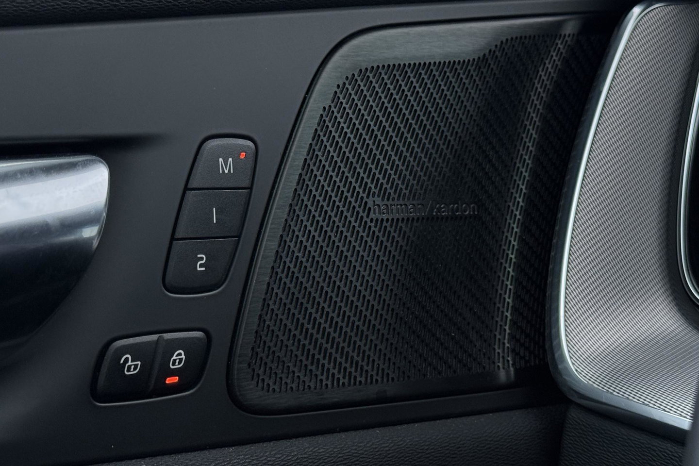 Volvo XC60 T8 R-Design | HEICO | Luchtvering | Panoramadak | 21 Inch | Harman/Kardon | Massage+Ventilatie | Trekhaak