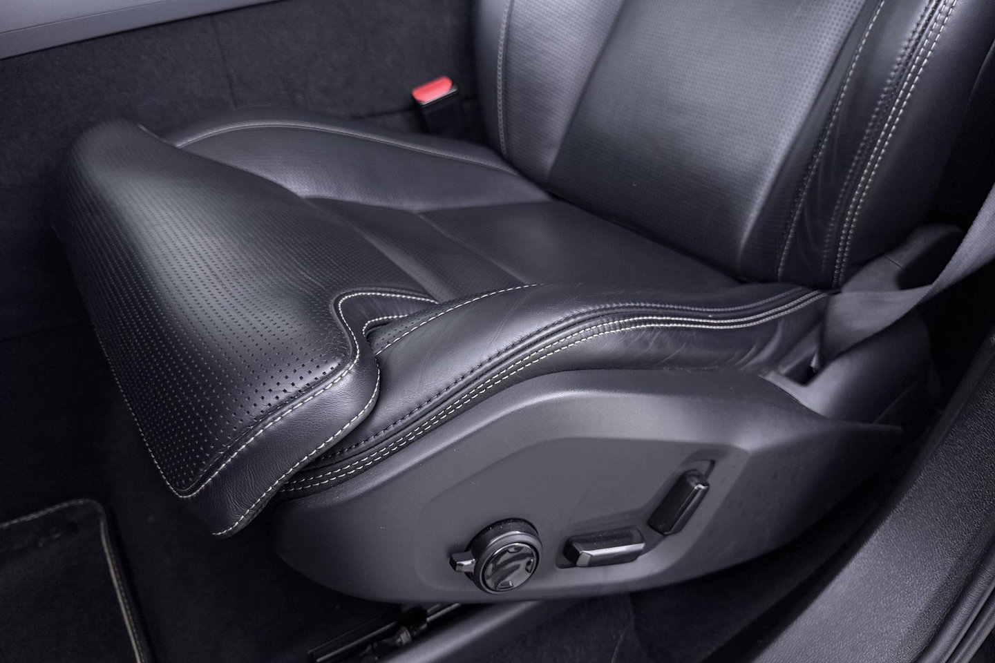Volvo XC60 T8 R-Design | HEICO | Luchtvering | Panoramadak | 21 Inch | Harman/Kardon | Massage+Ventilatie | Trekhaak