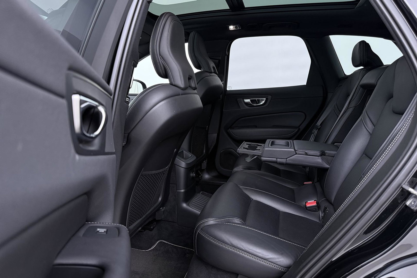 Volvo XC60 T8 R-Design | HEICO | Luchtvering | Panoramadak | 21 Inch | Harman/Kardon | Massage+Ventilatie | Trekhaak