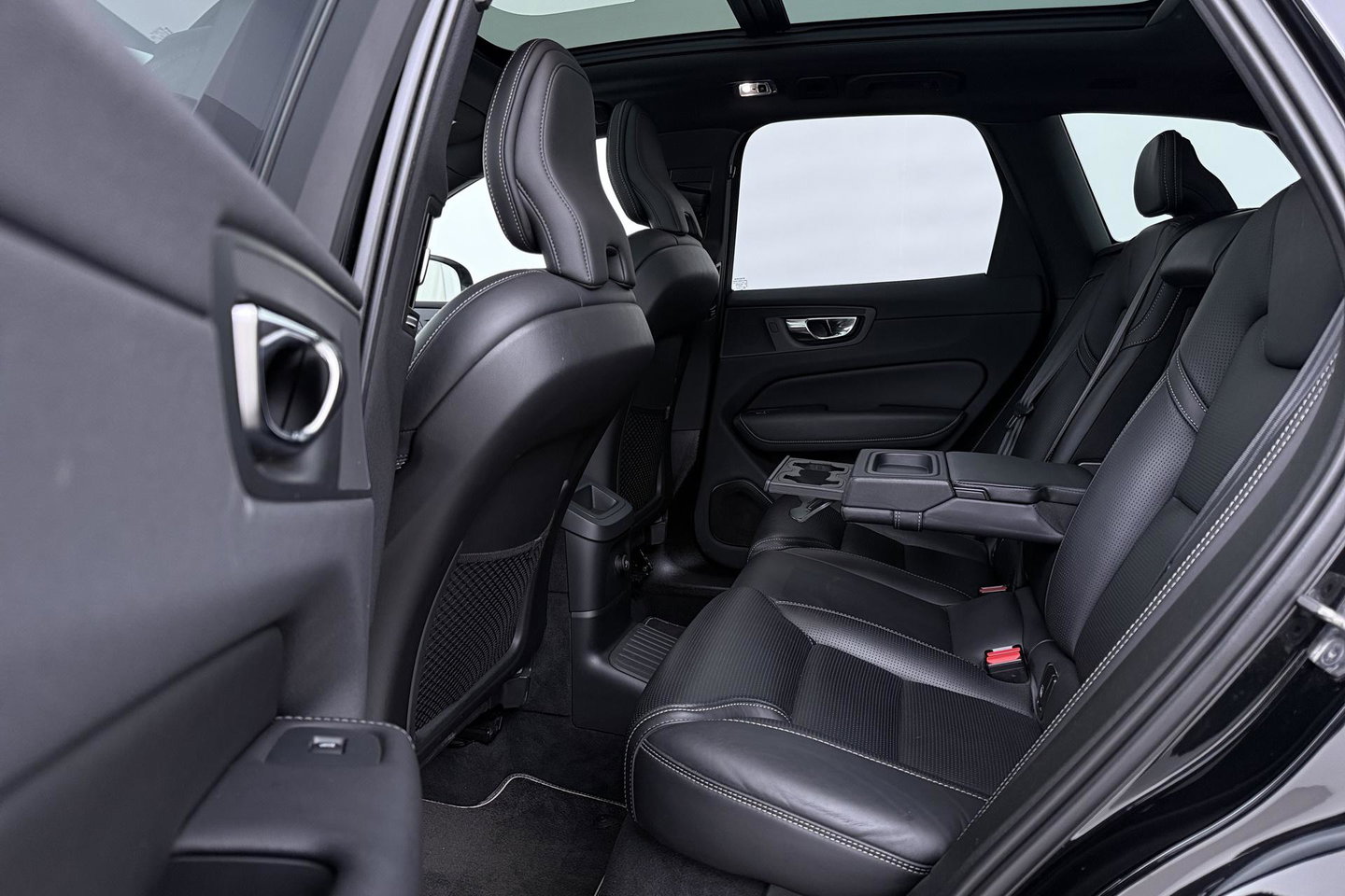 Volvo XC60 T8 R-Design | HEICO | Luchtvering | Panoramadak | 21 Inch | Harman/Kardon | Massage+Ventilatie | Trekhaak