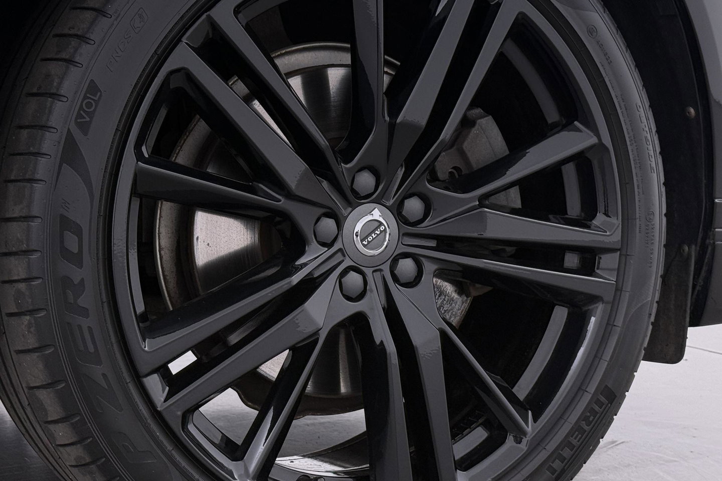 Volvo XC60 T8 R-Design | HEICO | Luchtvering | Panoramadak | 21 Inch | Harman/Kardon | Massage+Ventilatie | Trekhaak