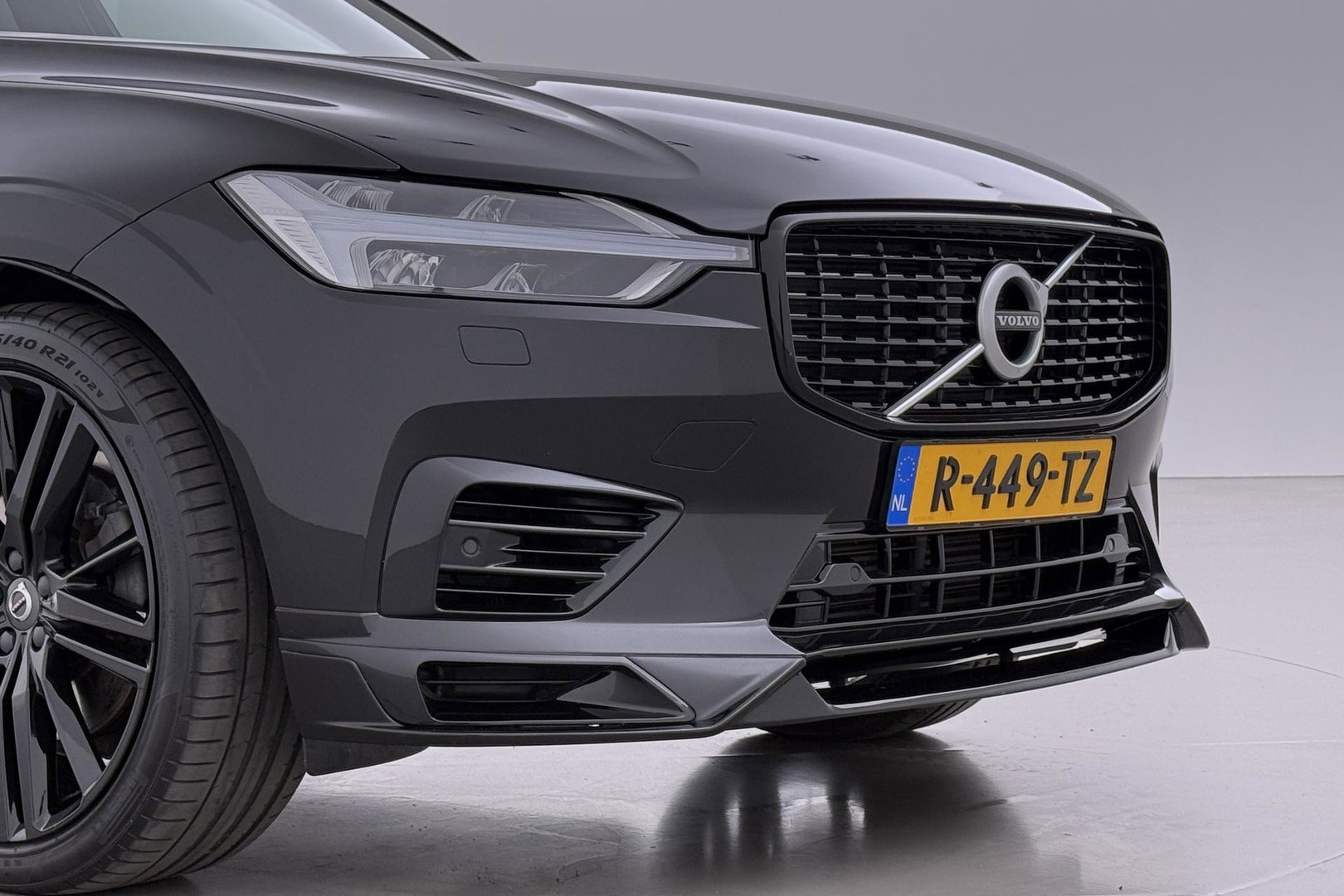 Volvo XC60 T8 R-Design | HEICO | Luchtvering | Panoramadak | 21 Inch | Harman/Kardon | Massage+Ventilatie | Trekhaak