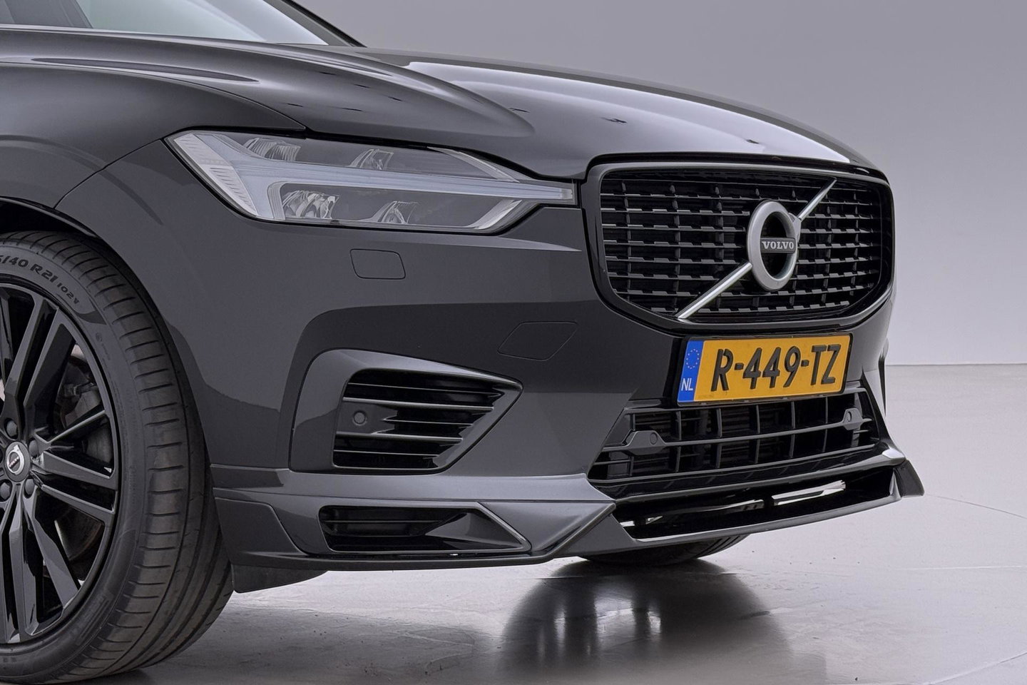 Volvo XC60 T8 R-Design | HEICO | Luchtvering | Panoramadak | 21 Inch | Harman/Kardon | Massage+Ventilatie | Trekhaak