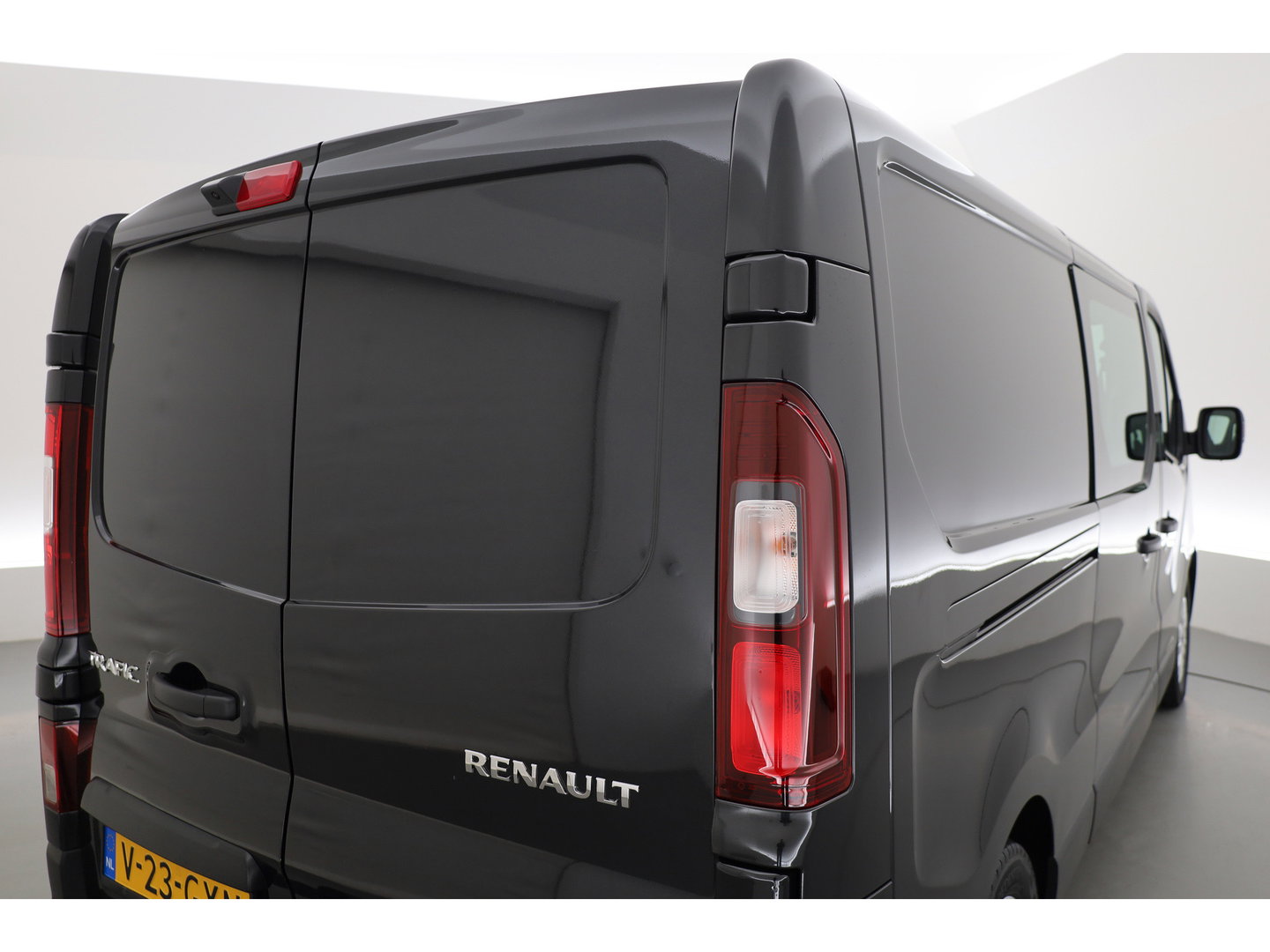 Renault Trafic 2.0 dCi 130pk L2H1 | Advance | Dubb. Cab. | Navi | Camera | Cruise | LM velgen