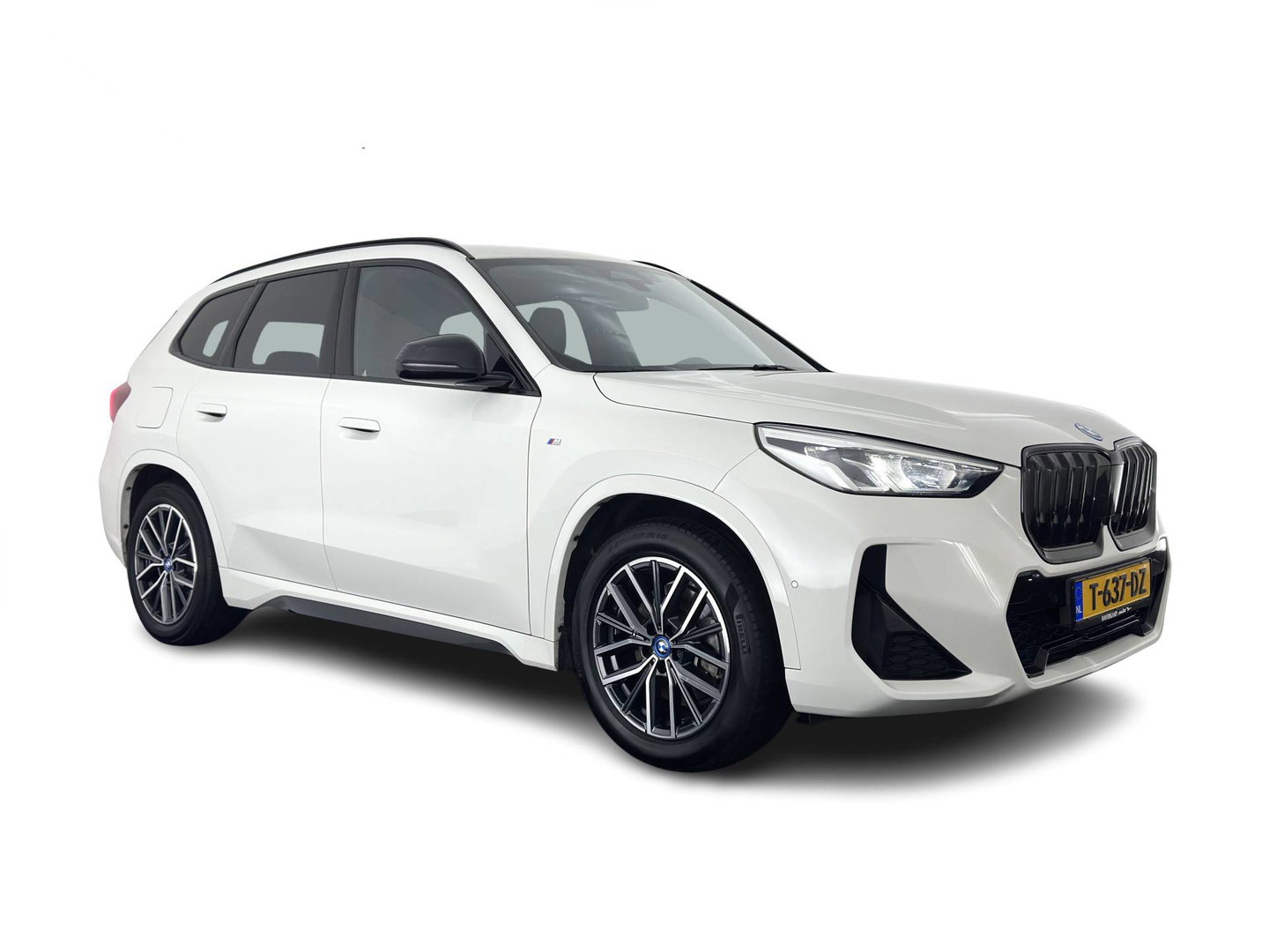 BMW iX1 xDrive30 M-Styling Launch Edition 67 kWh (3-Fase-11kW) {SoH-99%) (INCL.BTW) *LEATHER-MICROFIBRE | FULL-LED | HARMAN/KARDON | WIDESCREEN-DIGI-COCKPIT | CAMERA | PRIVACY-GLASS | SHIFT-PADDLES | SPORT-SEATS | NAVI-FULLMAP | DAB+ | 18''ALU | TOWBAR*