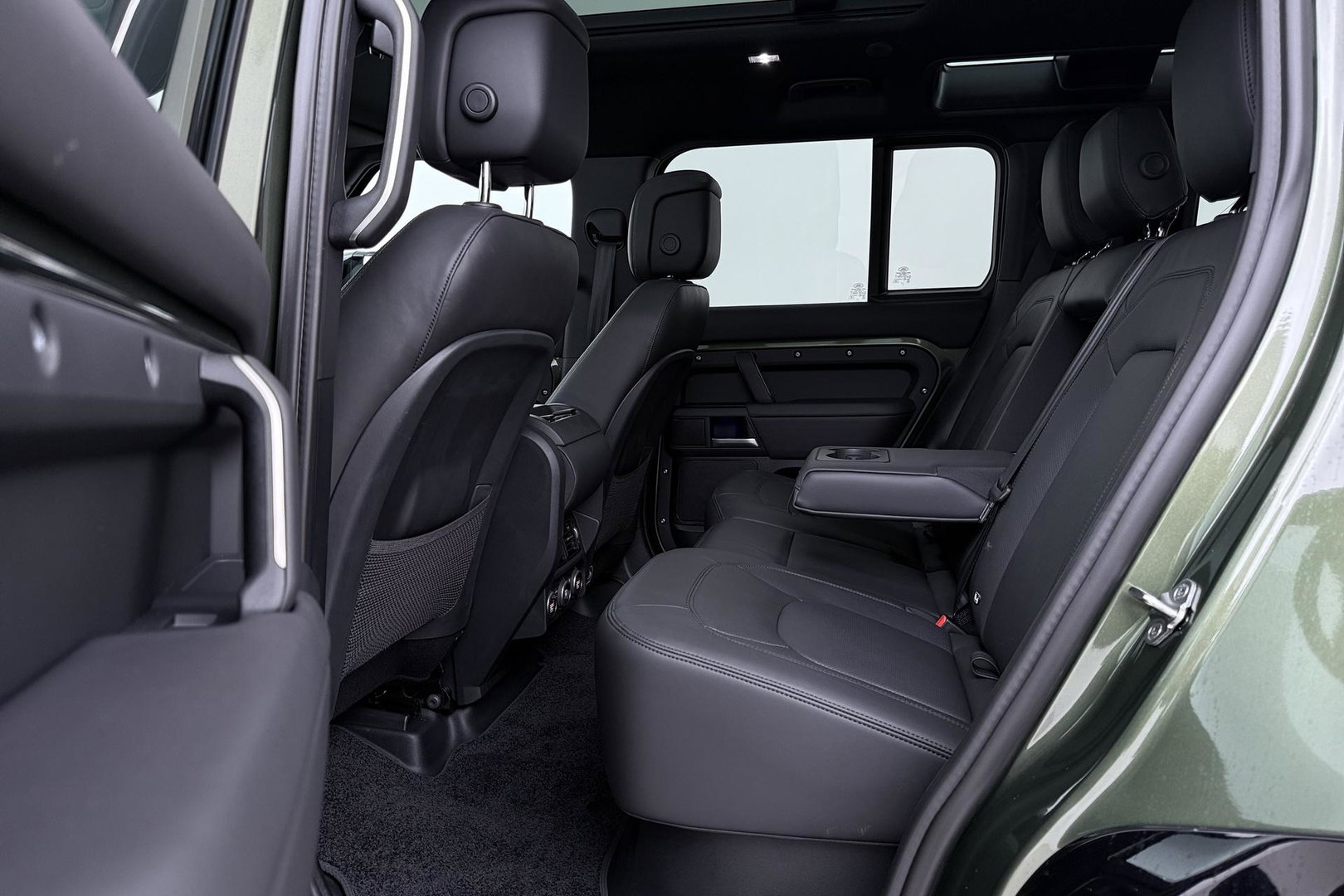 Land Rover Defender 2.0 P300e 110 X-Dynamic HSE | 6-Persoons | Meridian Surround | ClearSight | Head-Up | Massage+Ventilatie | 22 Inch