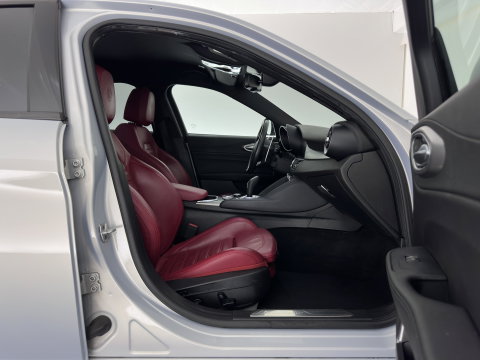 Alfa Romeo Giulia 2.0T Sprint (INCL-BTW)  Aut. *LEATHER | XENON | MEMORY-PACK | HEATED-VELOCE-SPORTSEATS | CAMERA | NAVI-FULLMAP | DAB+ | SHIFTPADDLES | PRIVACY-GLASS | BLINDSPOT | KEYLESS | 19"ALU*