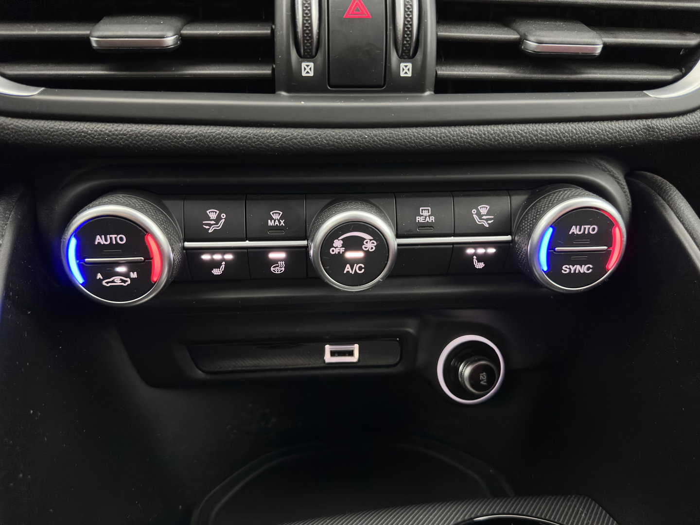 Alfa Romeo Giulia 2.0T Sprint (INCL-BTW)  Aut. *LEATHER | XENON | MEMORY-PACK | HEATED-VELOCE-SPORTSEATS | CAMERA | NAVI-FULLMAP | DAB+ | SHIFTPADDLES | PRIVACY-GLASS | BLINDSPOT | KEYLESS | 19"ALU*