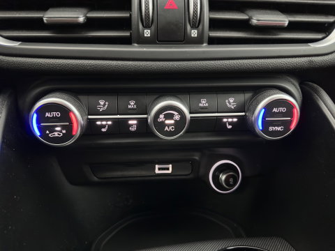 Alfa Romeo Giulia 2.0T Sprint (INCL-BTW)  Aut. *LEATHER | XENON | MEMORY-PACK | HEATED-VELOCE-SPORTSEATS | CAMERA | NAVI-FULLMAP | DAB+ | SHIFTPADDLES | PRIVACY-GLASS | BLINDSPOT | KEYLESS | 19"ALU*