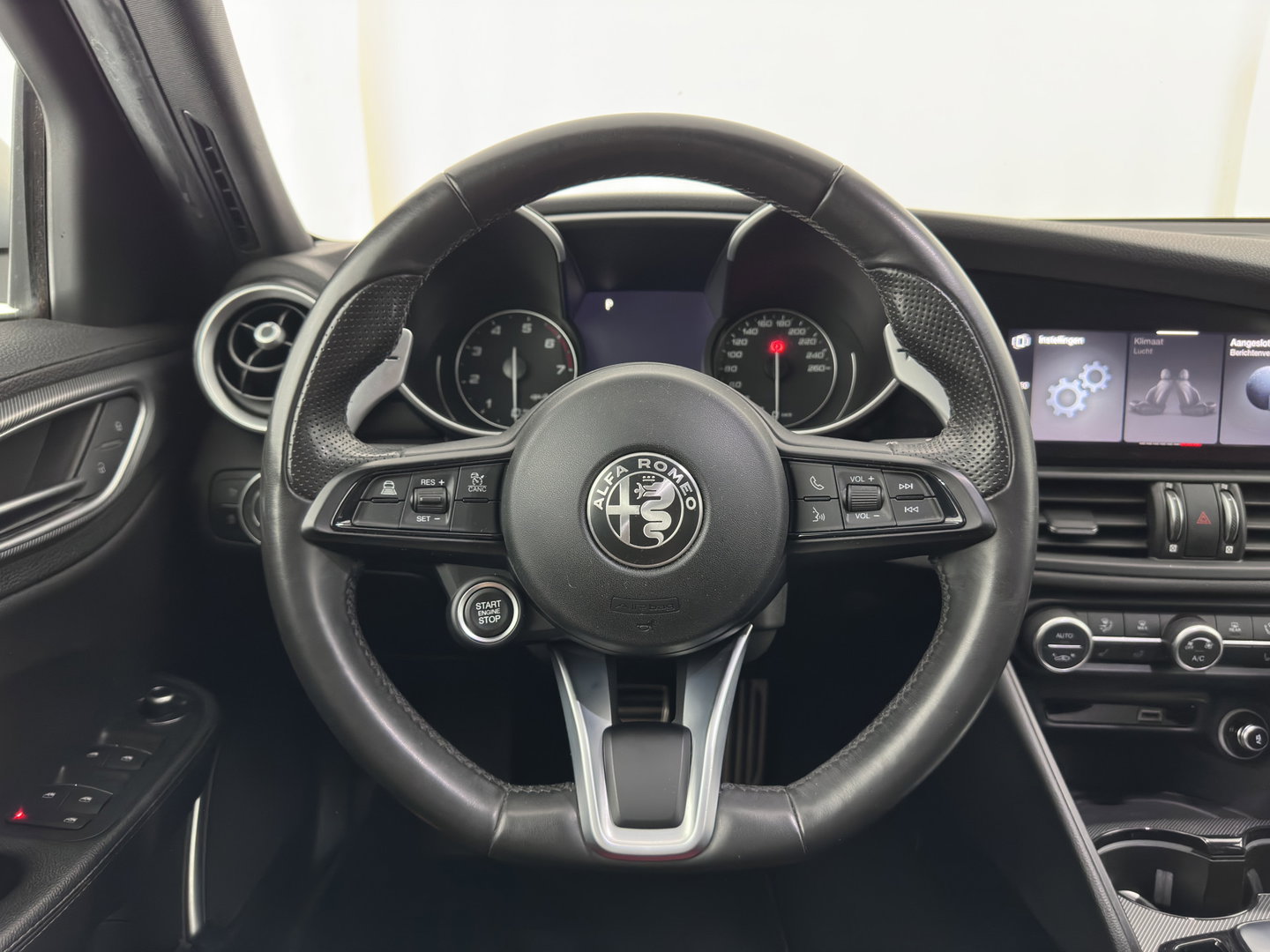 Alfa Romeo Giulia 2.0T Sprint (INCL-BTW)  Aut. *LEATHER | XENON | MEMORY-PACK | HEATED-VELOCE-SPORTSEATS | CAMERA | NAVI-FULLMAP | DAB+ | SHIFTPADDLES | PRIVACY-GLASS | BLINDSPOT | KEYLESS | 19"ALU*