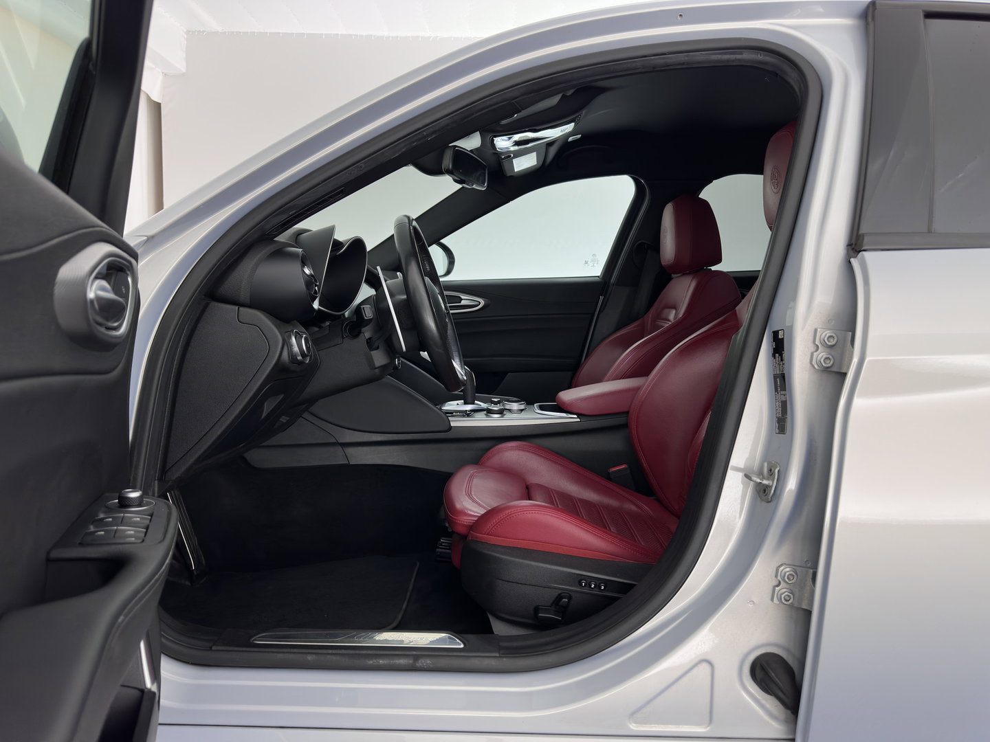 Alfa Romeo Giulia 2.0T Sprint (INCL-BTW)  Aut. *LEATHER | XENON | MEMORY-PACK | HEATED-VELOCE-SPORTSEATS | CAMERA | NAVI-FULLMAP | DAB+ | SHIFTPADDLES | PRIVACY-GLASS | BLINDSPOT | KEYLESS | 19"ALU*