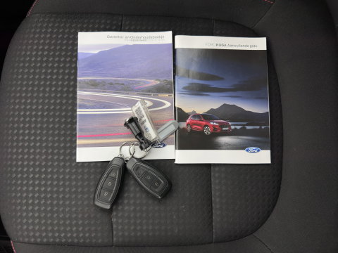 Ford Kuga 1.5 EcoBoost ST-Line (INCL-BTW) *FULL-LED | DIGI-COCKPIT | KEYLESS | DAB | CAMERA | CARPLAY | NAVI-FULLMAP | SPORTSEATS | PRIVACY-GLASS | TOWBAR | 18"ALU*