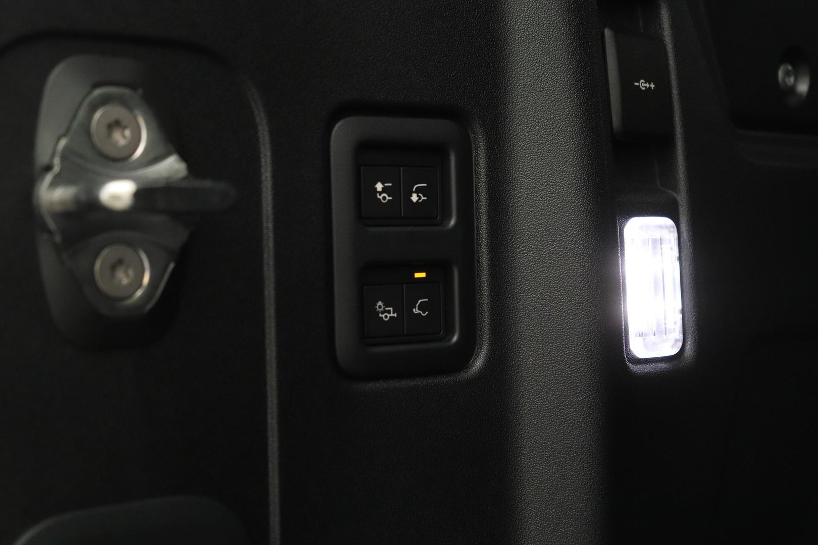 Land Rover Defender 110 P300e X-Dynamic HSE | SATIN | Luchtvering | Panoramadak | Trekhaak | 360° Camera | Meridian Surround | Stoelventilatie | 22 Inch