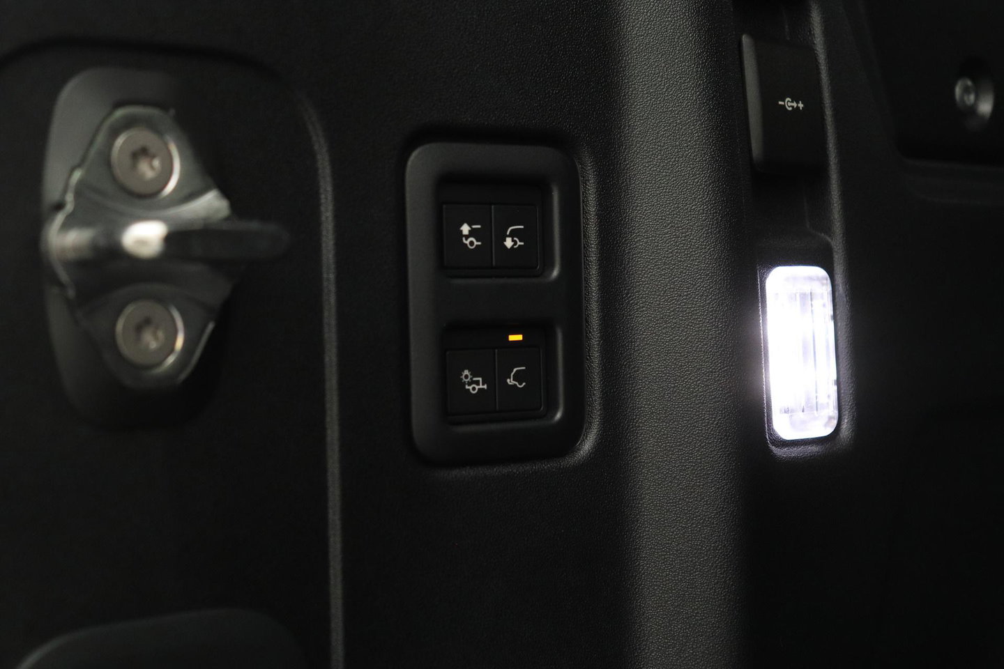 Land Rover Defender 110 P300e X-Dynamic HSE | SATIN | Luchtvering | Panoramadak | Trekhaak | 360° Camera | Meridian Surround | Stoelventilatie | 22 Inch