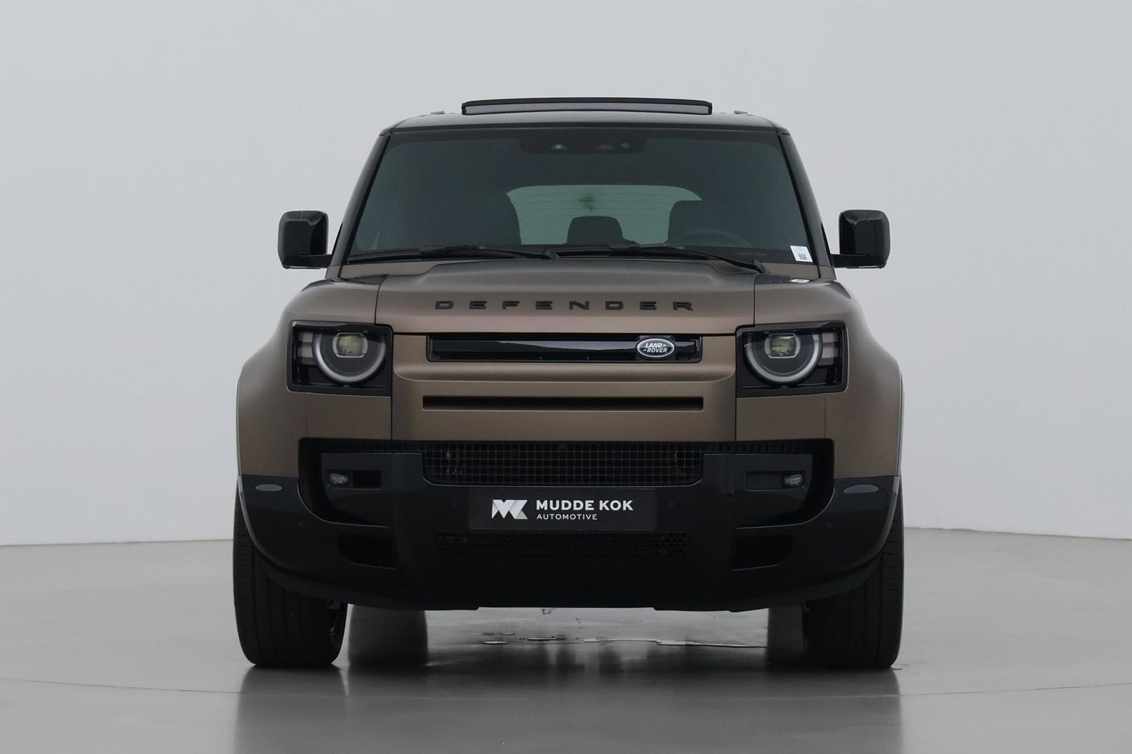 Land Rover Defender 110 P300e X-Dynamic HSE | SATIN | Luchtvering | Panoramadak | Trekhaak | 360° Camera | Meridian Surround | Stoelventilatie | 22 Inch