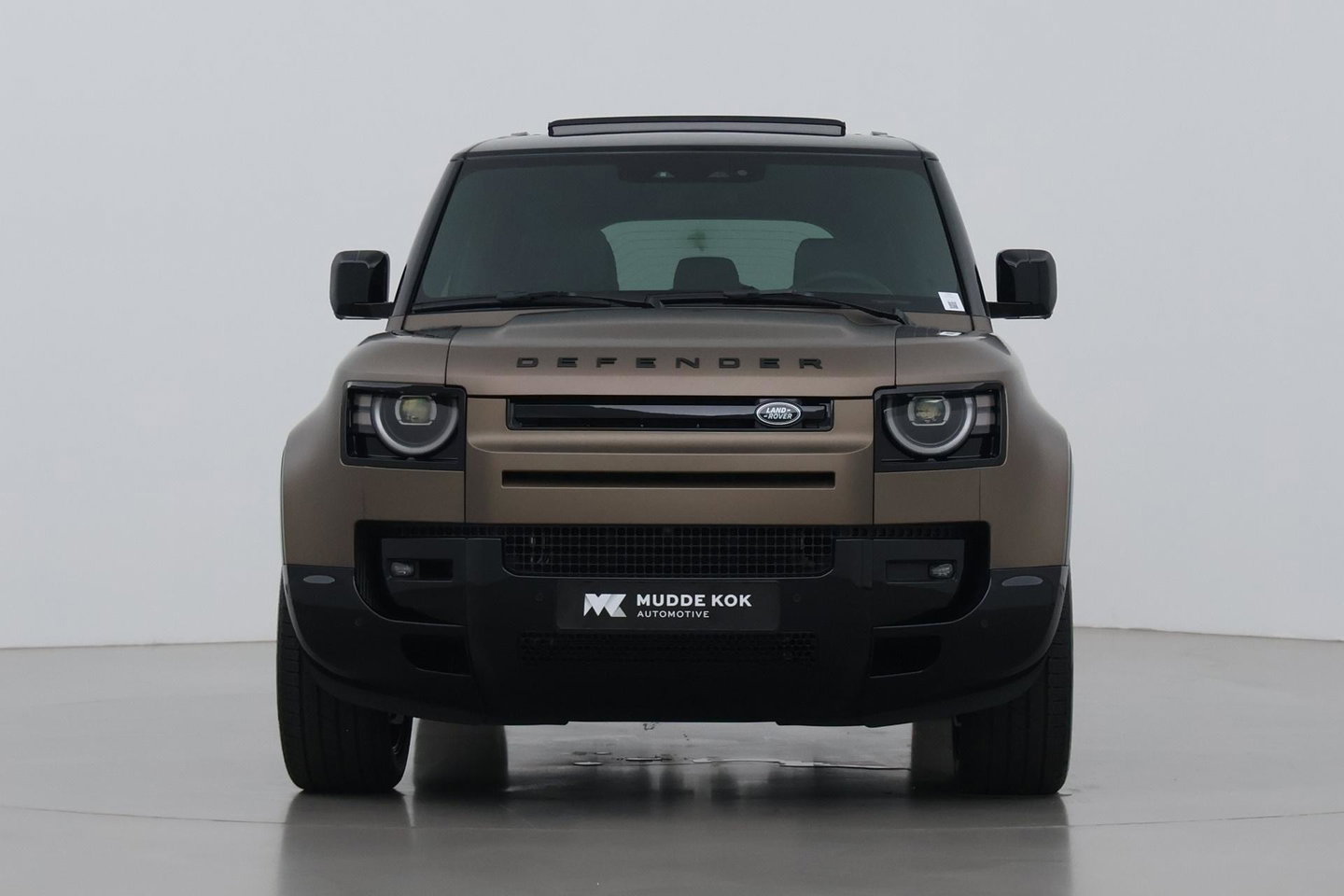 Land Rover Defender 110 P300e X-Dynamic HSE | SATIN | Luchtvering | Panoramadak | Trekhaak | 360° Camera | Meridian Surround | Stoelventilatie | 22 Inch