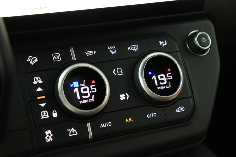Land Rover Defender 110 P300e X-Dynamic HSE | SATIN | Luchtvering | Panoramadak | Trekhaak | 360° Camera | Meridian Surround | Stoelventilatie | 22 Inch