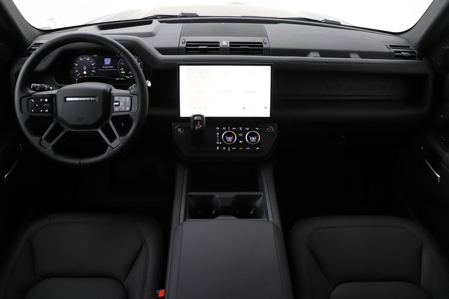 Land Rover Defender 110 P300e X-Dynamic HSE | SATIN | Luchtvering | Panoramadak | Trekhaak | 360° Camera | Meridian Surround | Stoelventilatie | 22 Inch