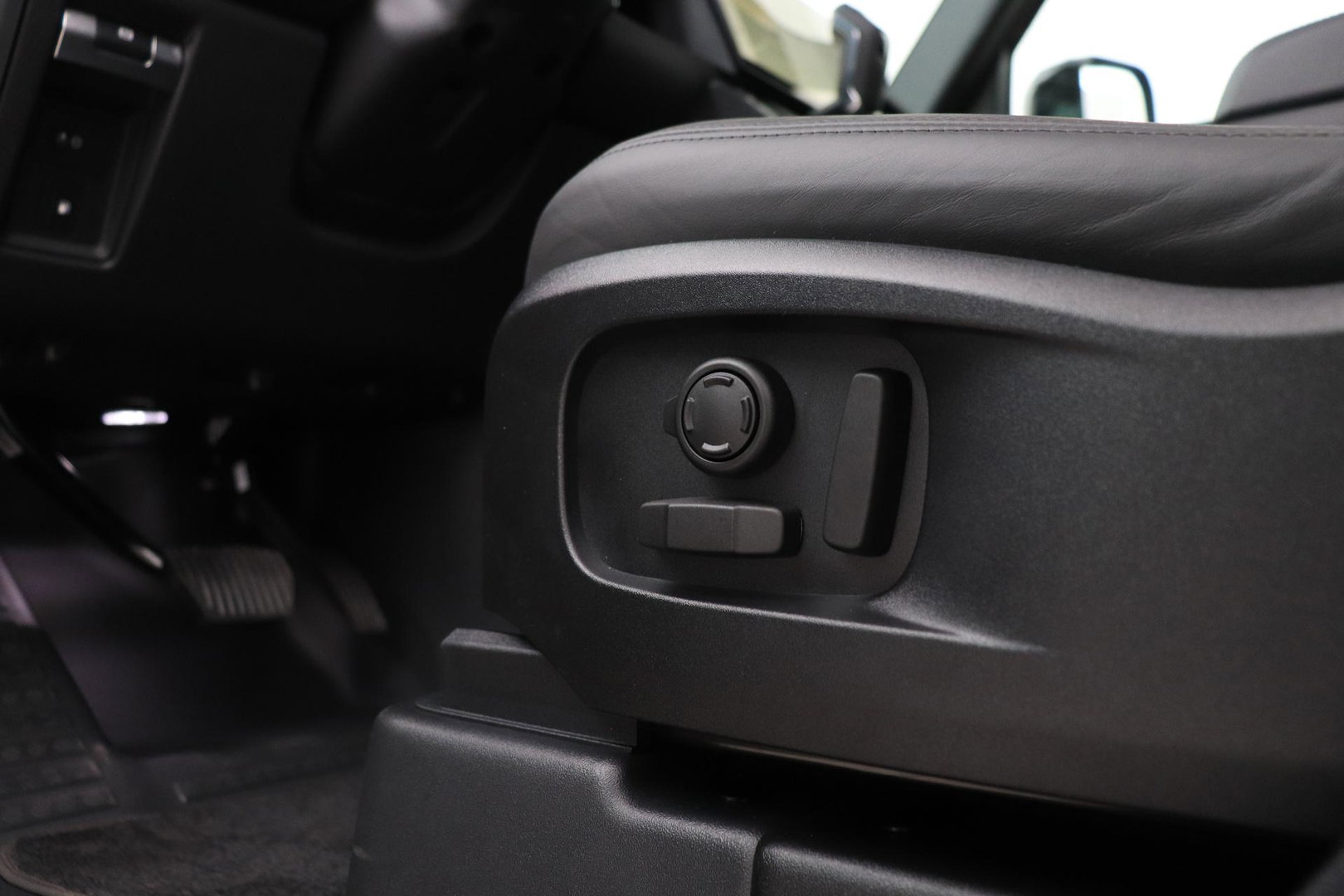 Land Rover Defender 110 P300e X-Dynamic HSE | SATIN | Luchtvering | Panoramadak | Trekhaak | 360° Camera | Meridian Surround | Stoelventilatie | 22 Inch