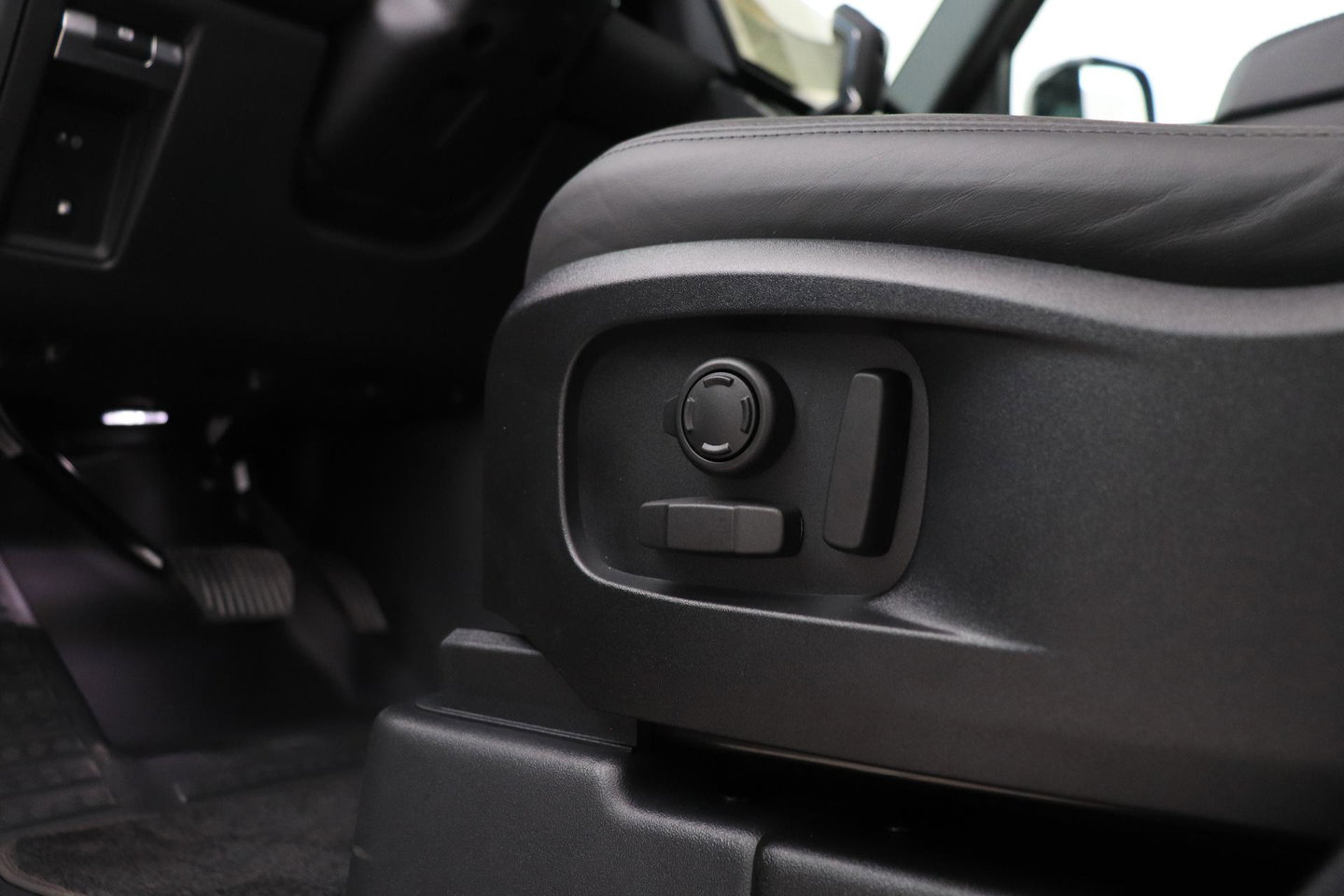 Land Rover Defender 110 P300e X-Dynamic HSE | SATIN | Luchtvering | Panoramadak | Trekhaak | 360° Camera | Meridian Surround | Stoelventilatie | 22 Inch