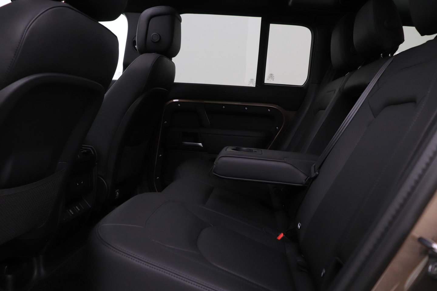 Land Rover Defender 110 P300e X-Dynamic HSE | SATIN | Luchtvering | Panoramadak | Trekhaak | 360° Camera | Meridian Surround | Stoelventilatie | 22 Inch