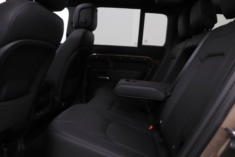 Land Rover Defender 110 P300e X-Dynamic HSE | SATIN | Luchtvering | Panoramadak | Trekhaak | 360° Camera | Meridian Surround | Stoelventilatie | 22 Inch
