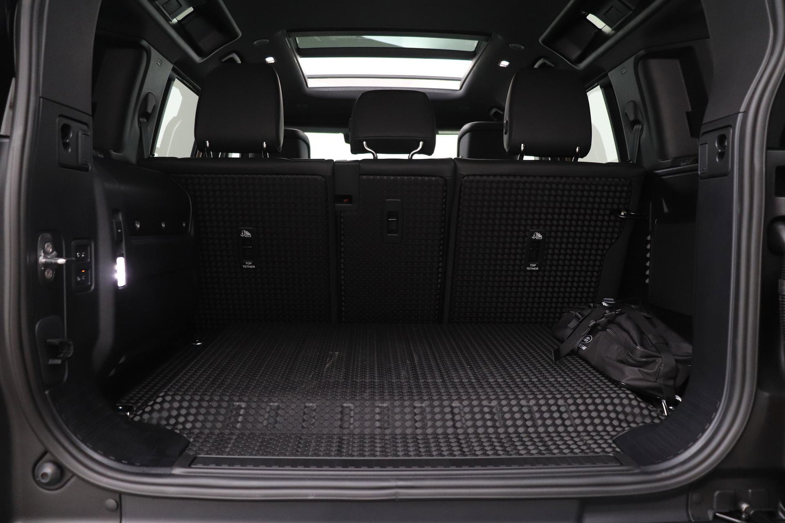 Land Rover Defender 110 P300e X-Dynamic HSE | SATIN | Luchtvering | Panoramadak | Trekhaak | 360° Camera | Meridian Surround | Stoelventilatie | 22 Inch