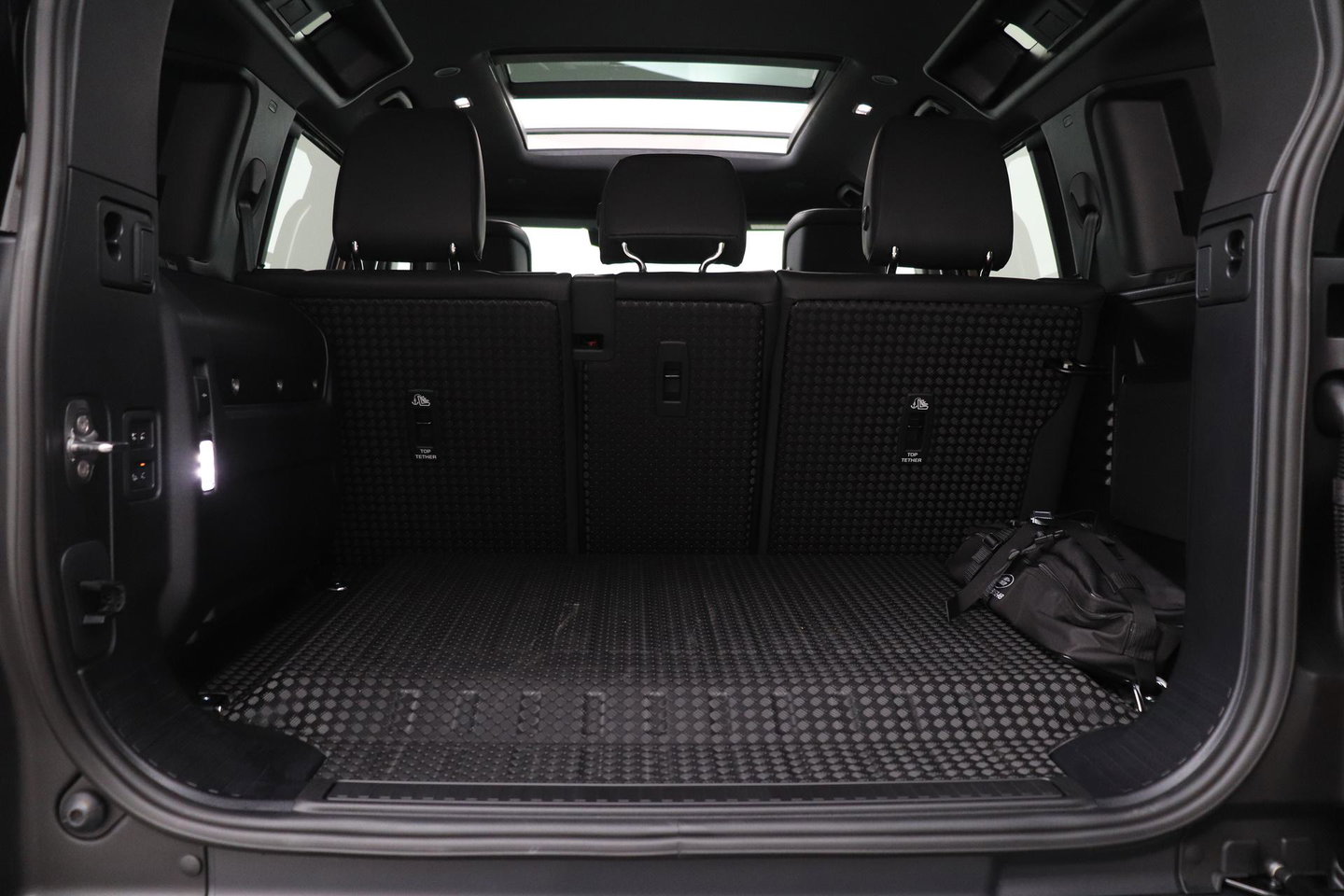 Land Rover Defender 110 P300e X-Dynamic HSE | SATIN | Luchtvering | Panoramadak | Trekhaak | 360° Camera | Meridian Surround | Stoelventilatie | 22 Inch