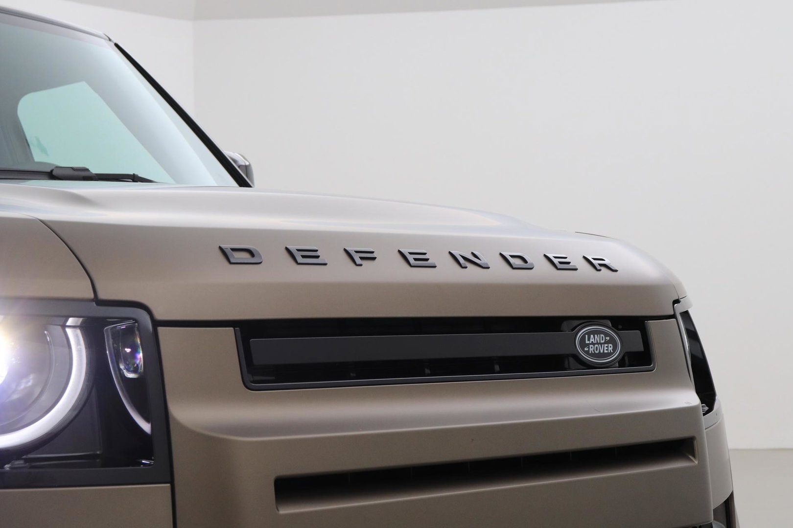 Land Rover Defender 110 P300e X-Dynamic HSE | SATIN | Luchtvering | Panoramadak | Trekhaak | 360° Camera | Meridian Surround | Stoelventilatie | 22 Inch