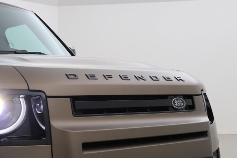Land Rover Defender 110 P300e X-Dynamic HSE | SATIN | Luchtvering | Panoramadak | Trekhaak | 360° Camera | Meridian Surround | Stoelventilatie | 22 Inch