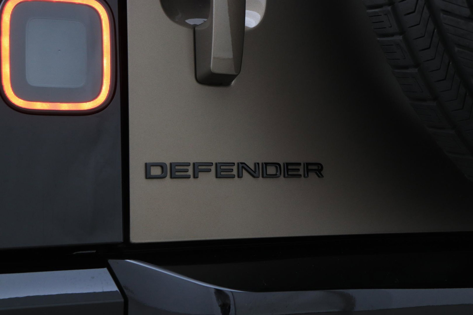 Land Rover Defender 110 P300e X-Dynamic HSE | SATIN | Luchtvering | Panoramadak | Trekhaak | 360° Camera | Meridian Surround | Stoelventilatie | 22 Inch