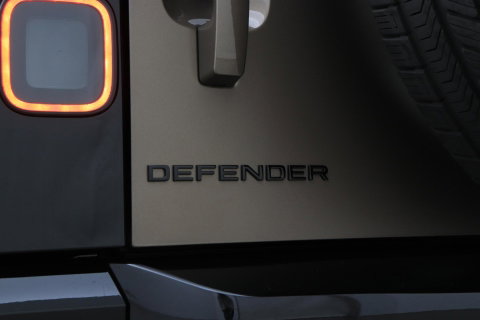Land Rover Defender 110 P300e X-Dynamic HSE | SATIN | Luchtvering | Panoramadak | Trekhaak | 360° Camera | Meridian Surround | Stoelventilatie | 22 Inch