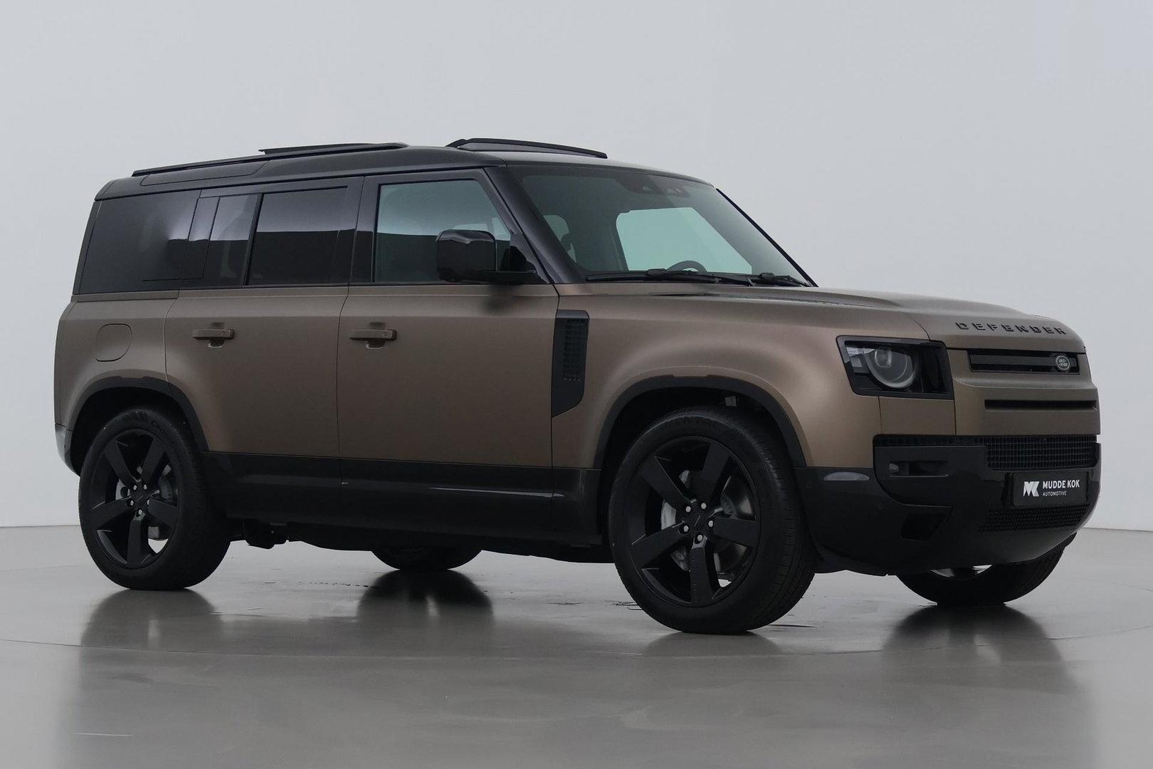 Land Rover Defender 110 P300e X-Dynamic HSE | SATIN | Luchtvering | Panoramadak | Trekhaak | 360° Camera | Meridian Surround | Stoelventilatie | 22 Inch