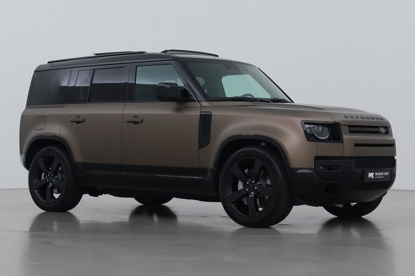 Land Rover Defender 110 P300e X-Dynamic HSE | SATIN | Luchtvering | Panoramadak | Trekhaak | 360° Camera | Meridian Surround | Stoelventilatie | 22 Inch
