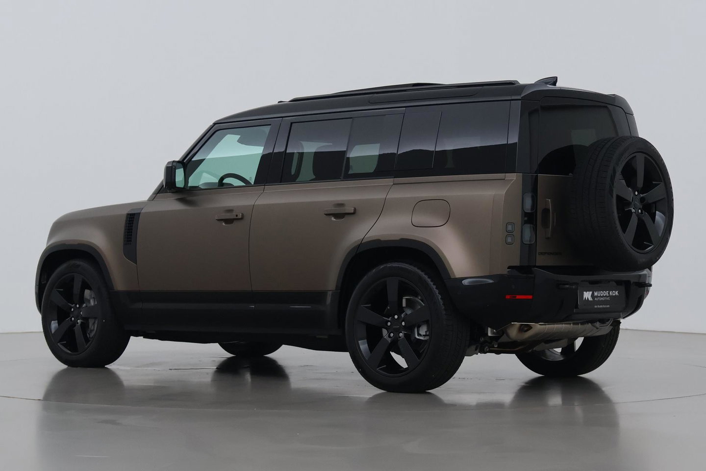 Land Rover Defender 110 P300e X-Dynamic HSE | SATIN | Luchtvering | Panoramadak | Trekhaak | 360° Camera | Meridian Surround | Stoelventilatie | 22 Inch