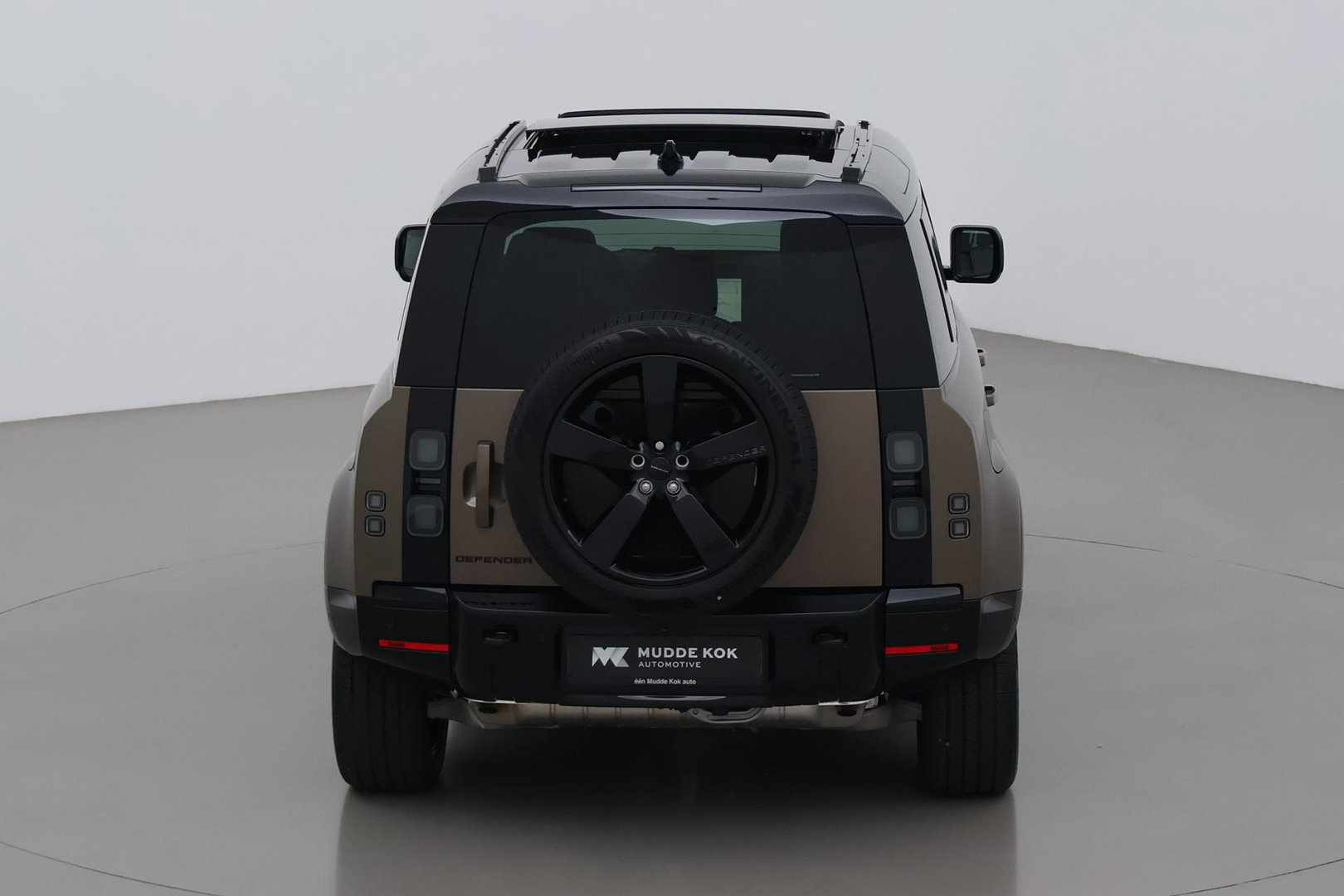 Land Rover Defender 110 P300e X-Dynamic HSE | SATIN | Luchtvering | Panoramadak | Trekhaak | 360° Camera | Meridian Surround | Stoelventilatie | 22 Inch