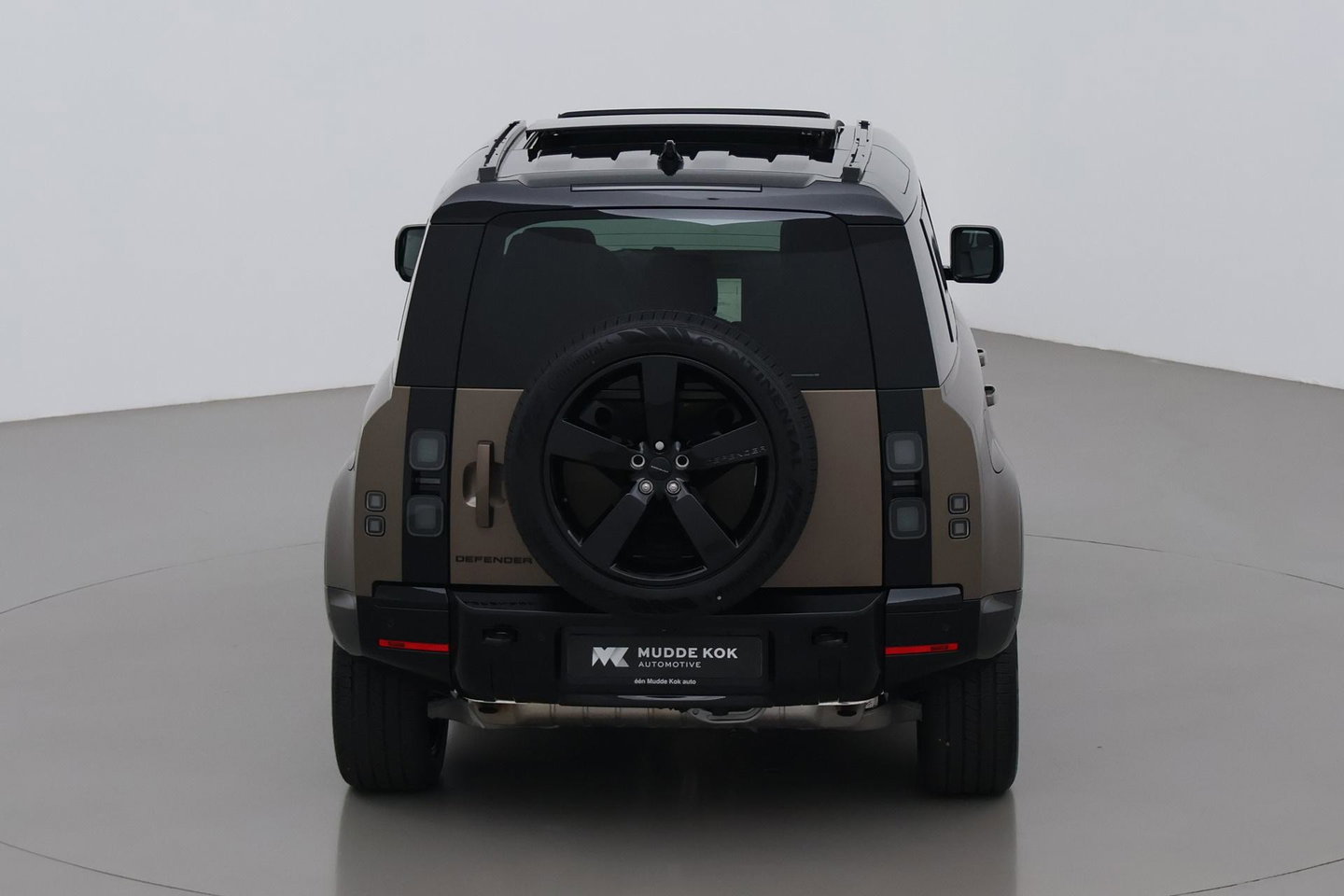 Land Rover Defender 110 P300e X-Dynamic HSE | SATIN | Luchtvering | Panoramadak | Trekhaak | 360° Camera | Meridian Surround | Stoelventilatie | 22 Inch