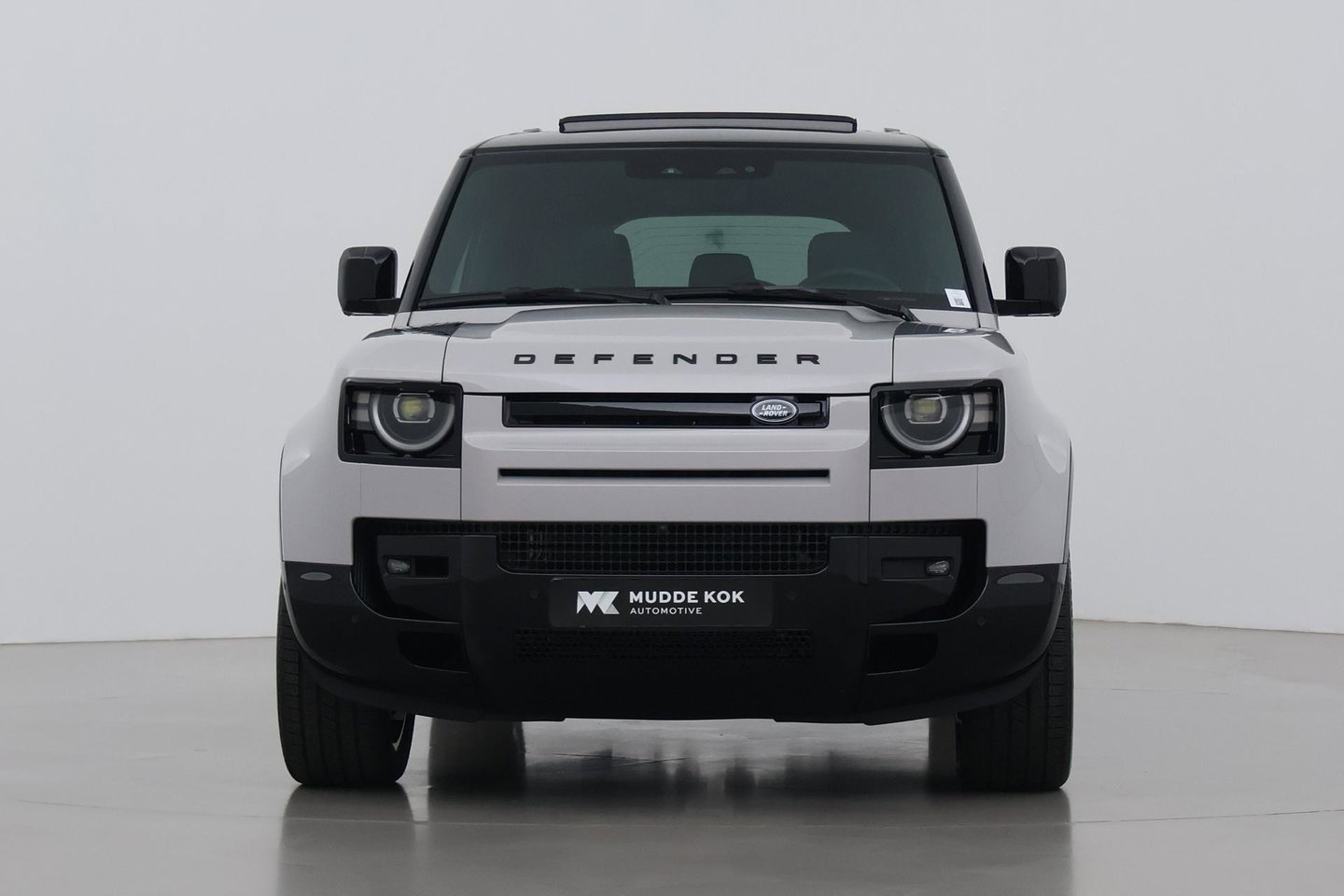 Land Rover Defender 110 P300e X-Dynamic HSE | MY26 | Luchtvering | Panoramadak | Trekhaak | 360° Camera | Koelkast | Stoelventilatie | 22 Inch