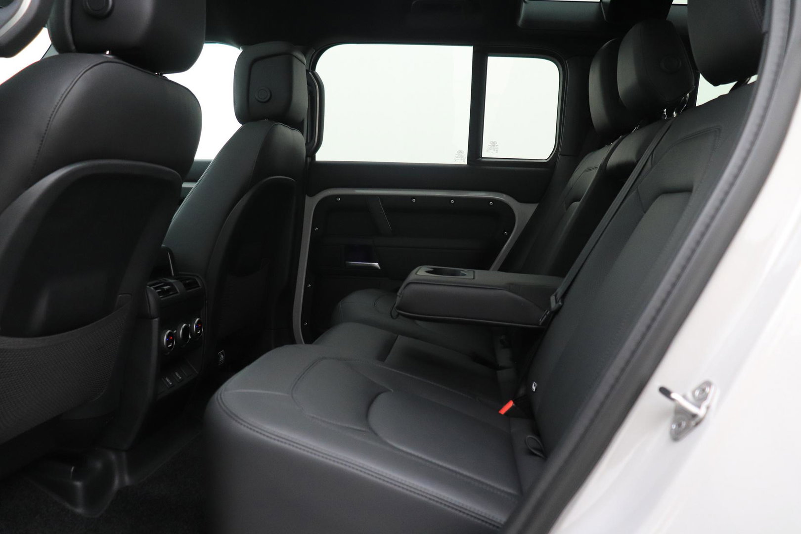 Land Rover Defender 110 P300e X-Dynamic HSE | MY26 | Luchtvering | Panoramadak | Trekhaak | 360° Camera | Koelkast | Stoelventilatie | 22 Inch