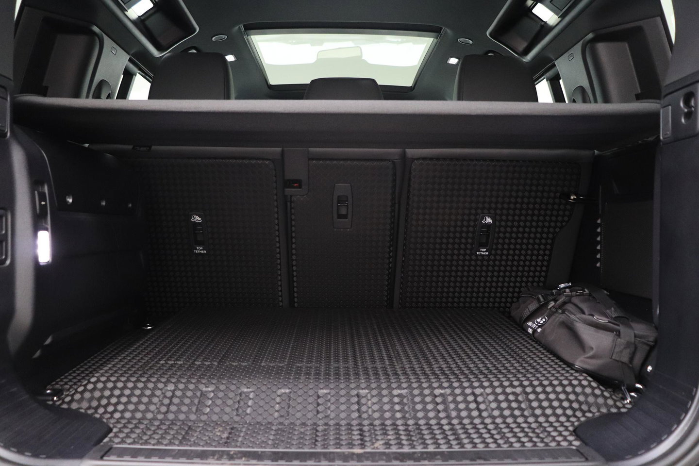 Land Rover Defender 110 P300e X-Dynamic HSE | MY26 | Luchtvering | Panoramadak | Trekhaak | 360° Camera | Koelkast | Stoelventilatie | 22 Inch